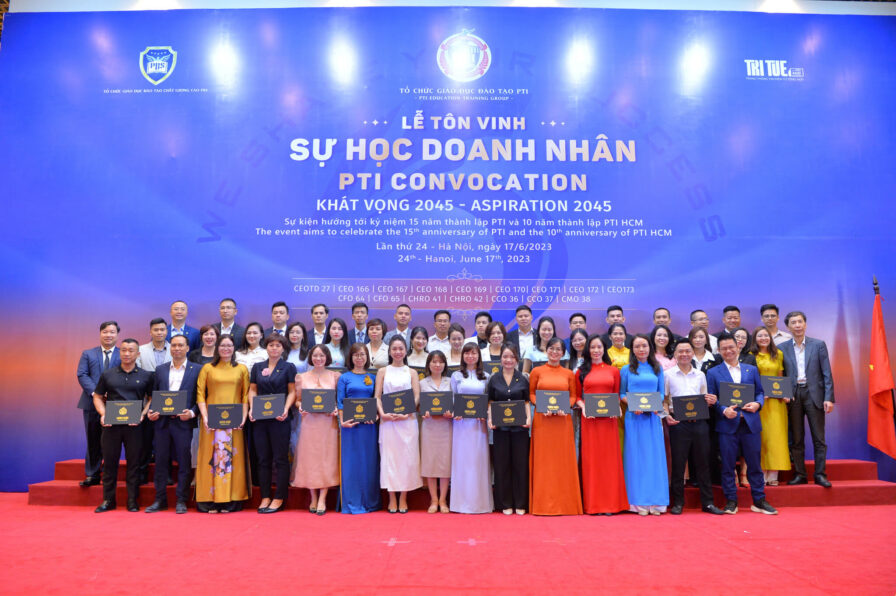 Hình ảnh lớp học PTI 1 Trao giai 02