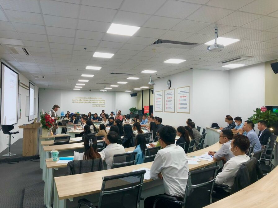 Hình ảnh lớp học PTI 4 pti thuong luong dam phan 1